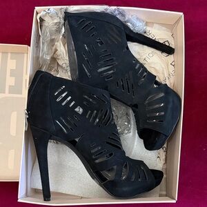 💥NI💥 BCBGeneration Black Cutout Heels